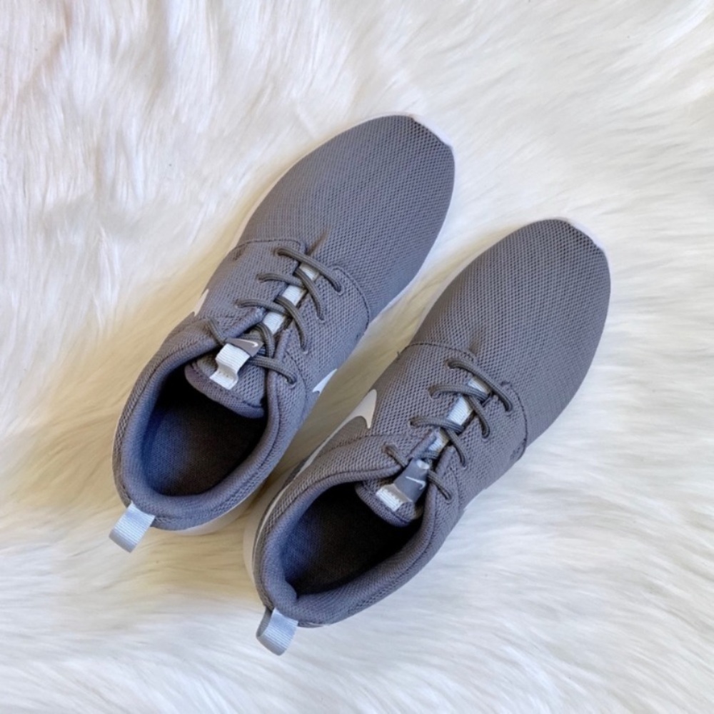 Nike Roshe One Sneakers In Grey/Platinum - Picture 3 of 8